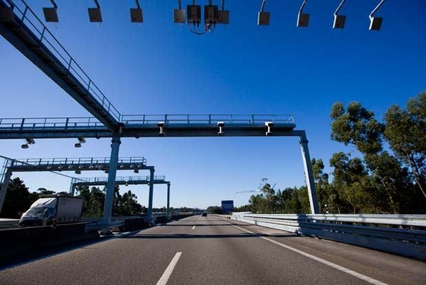 Night walk on the A22 ends in hospital: Algarve motorway accident briefly closes key Portimão-Lagos stretch