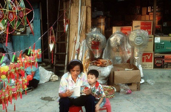 Vietnam's Mid-Autumn Festival, the Old-School Way: Bamboo Lanterns and Pomelo Puppies