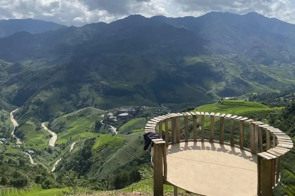 Officials crack down on railing-stunt photo spots at Mù Cang Chải's Little Raspberry Hill