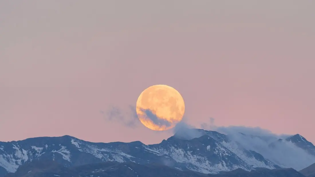 The Harvest Moon rises this Saturday – and Saturn will be keeping it company