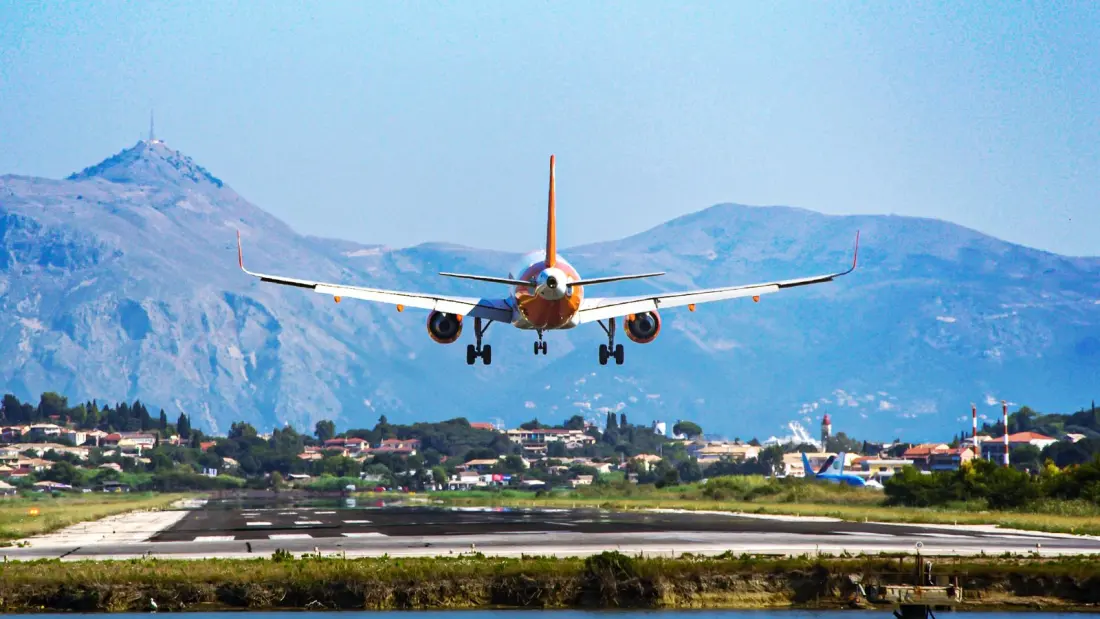 Why Your Plane Circles Before Landing — And Why It's Usually Good News