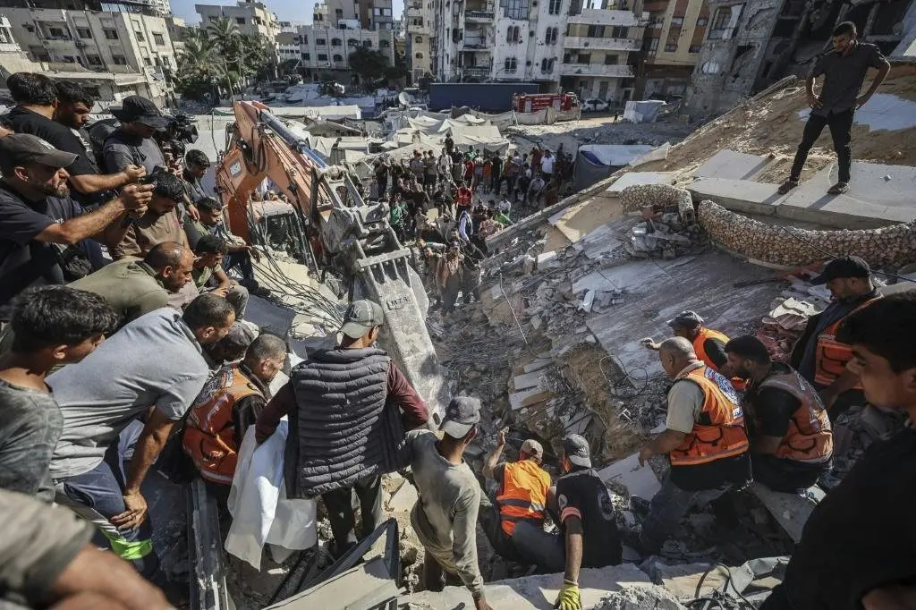 Gaza building collapse kills 21, highlighting deadly risks for displaced families