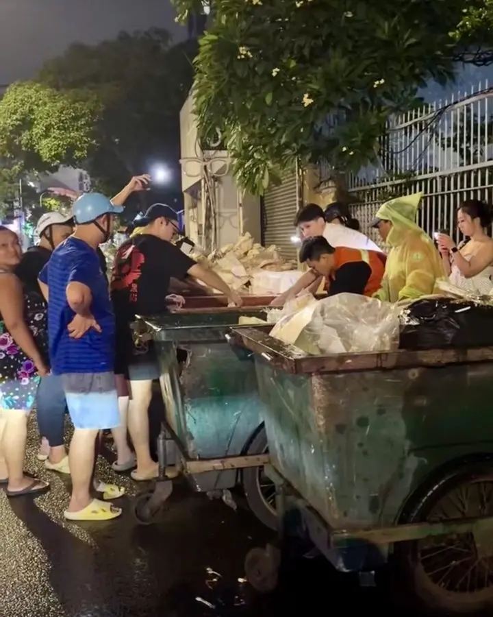 Ho Chi Minh City Restaurant Staff Dug Through Three Dumpsters to Find a Tourist's Lost Cash