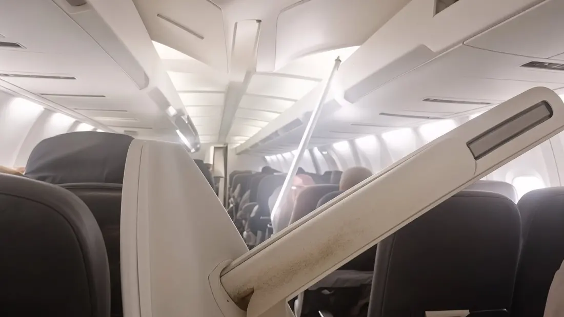 Ceiling Panels Rain Down on Passengers as Iranian 737 Turns Back to Mashhad