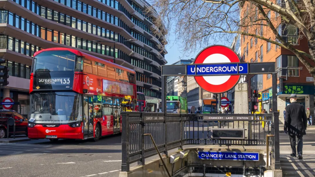 Five Tube Etiquette Rules Tourists Break in Their First Ten Minutes in London