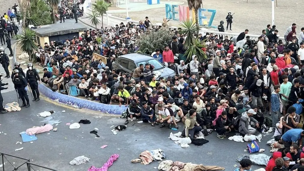 Ceuta's port camps fill up within hours, leaving thousands back on the beaches