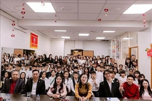 Fun Vietnamese in Moscow opens a bigger school year with 73 students and a new textbook