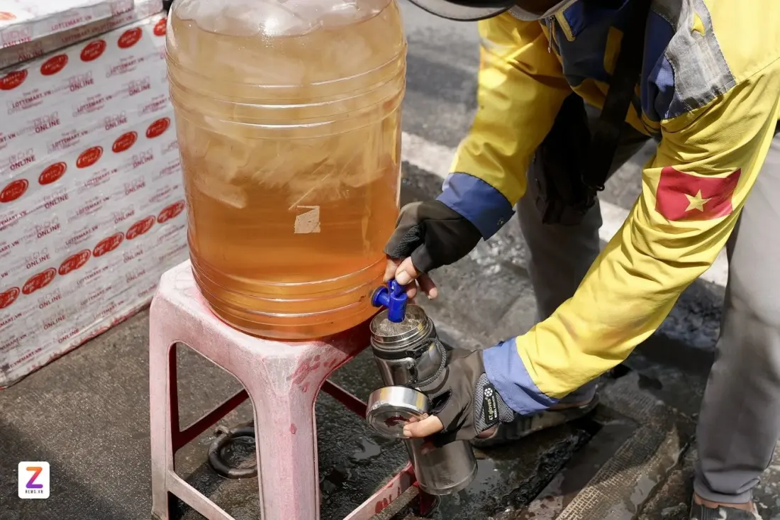 A Ho Chi Minh City Gold Shop Has Been Giving Away Free Iced Tea for 20 Years