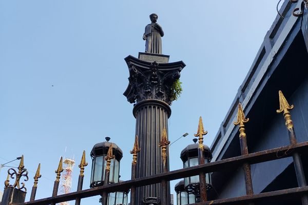 Mumbai's Khada Parsi: The Cast-Iron Man Who Has Watched Byculla Since 1867