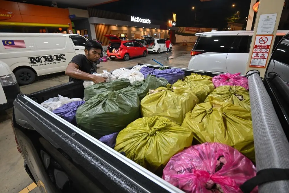 The Overnight Van Run That Puts Kelantan's Nasi Berlauk on Klang Valley Tables by 7am