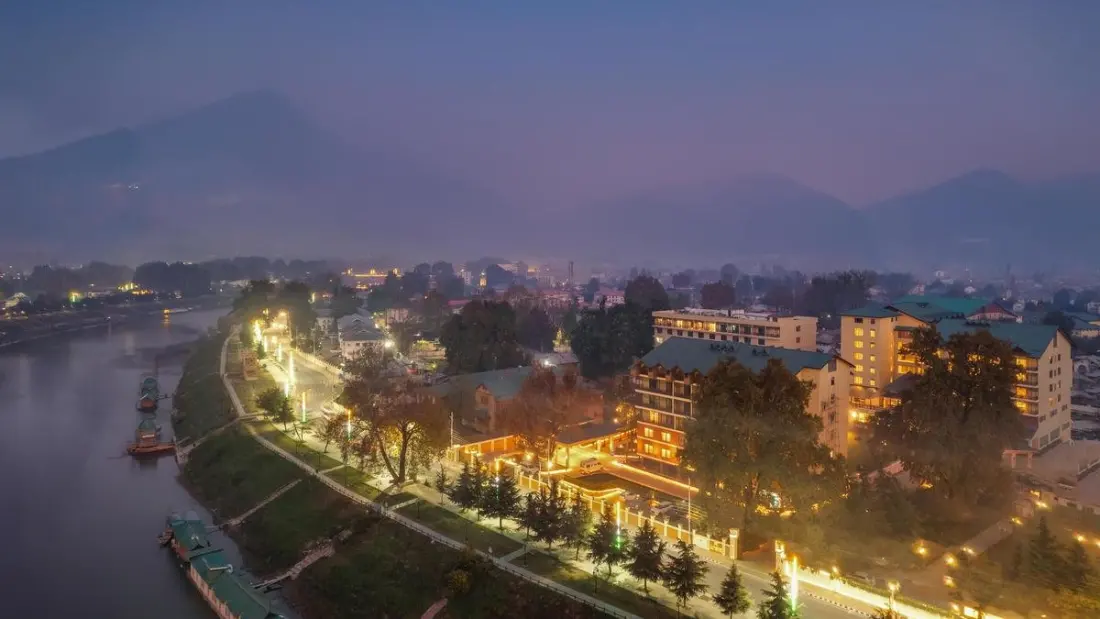 36 Hours in Srinagar: Mosques, Shikaras and a Tulip Rush