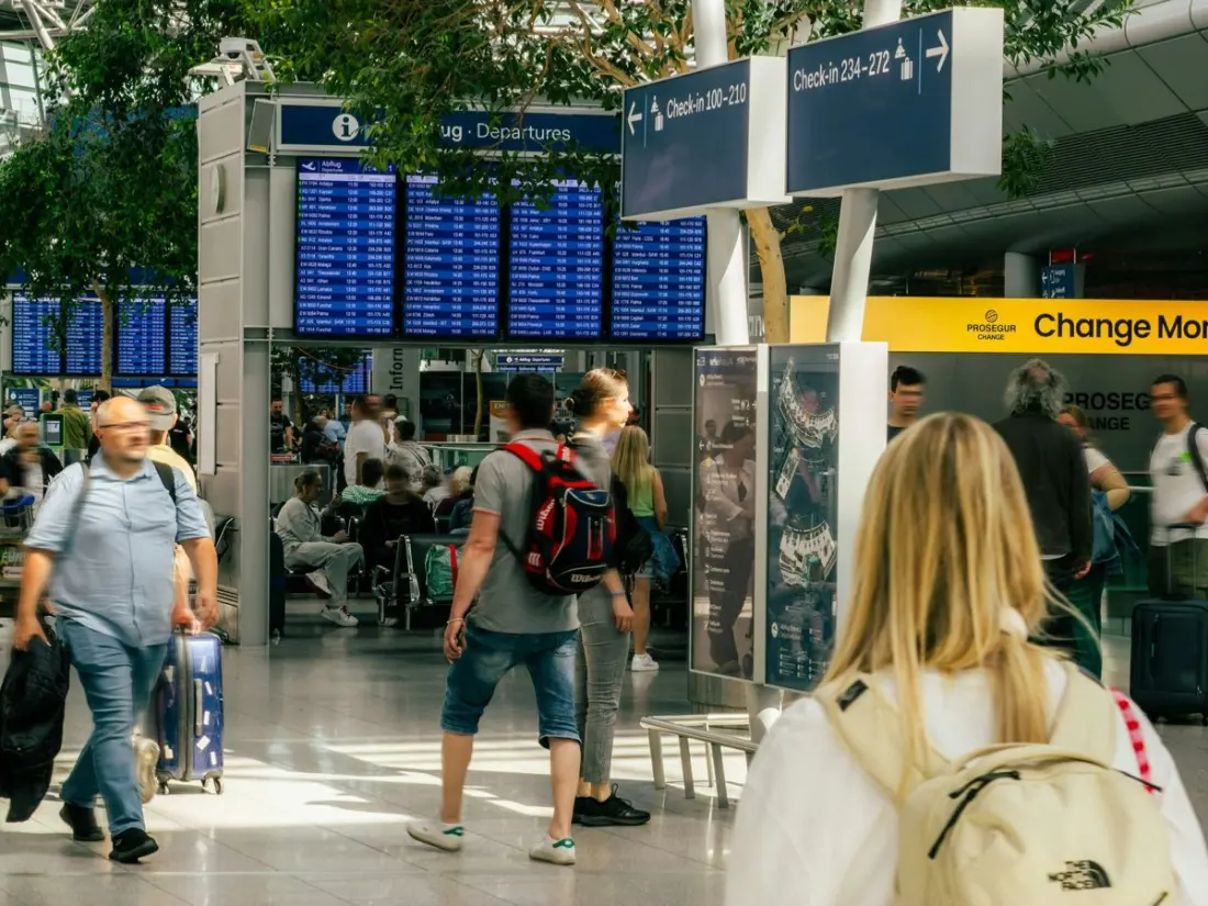 EU air passenger rights overhaul: free personal item guaranteed from October 2027